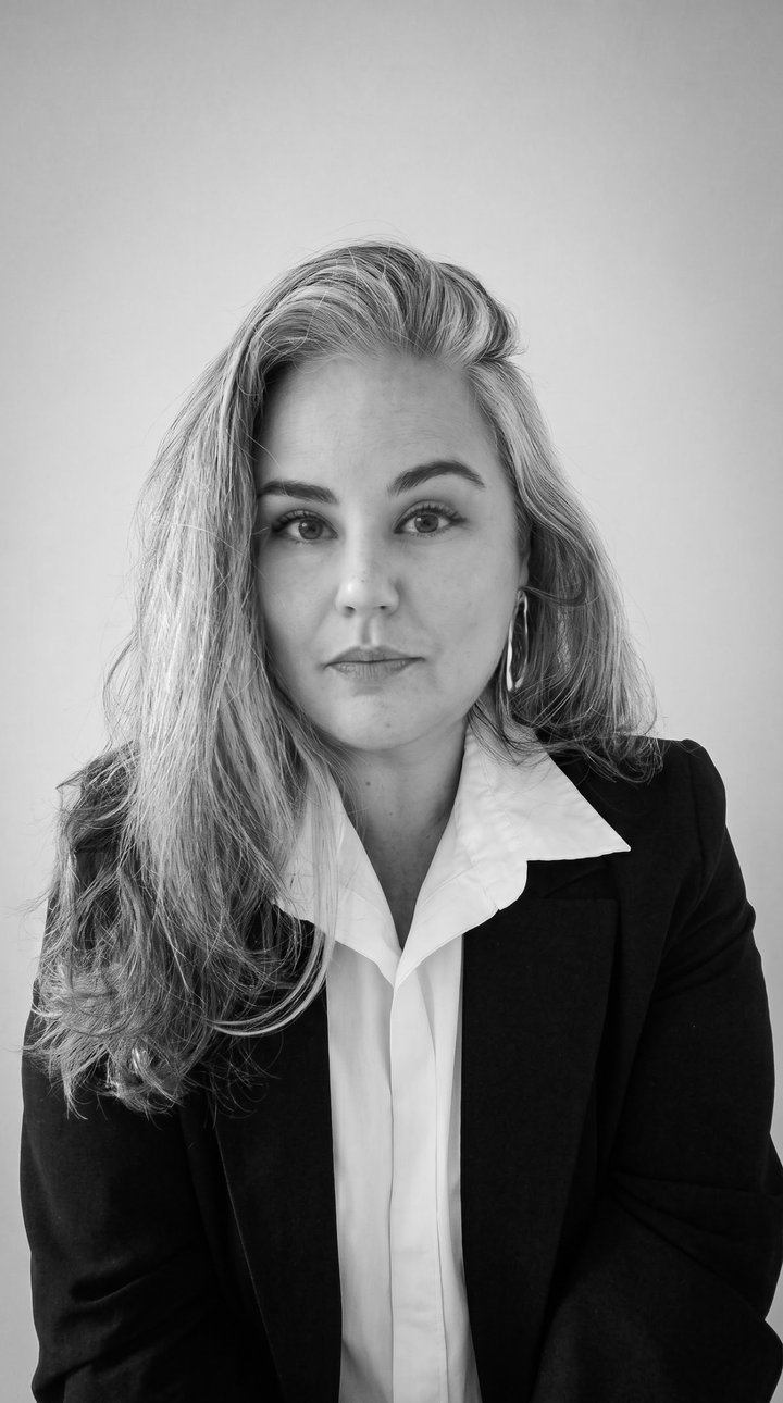 Retrato de Luciana Angelo em preto e branco